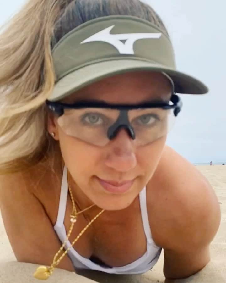 のインスタグラム：「Who’s getting those extra reps in this morning? 👊🏼💪🏼  I know clear lenses are a controversial topic 🤓😜 but I don’t leave home without my clear @oakley glasses! Never know when it’s going to be overcast and I still need to protect my 👀 from all that sand getting in them when I dive 🙅🏼‍♀️ Also great for night matches to offset glare from those big lights 🤩 So I’ll definitely have them with me this week! 😉😉😉」