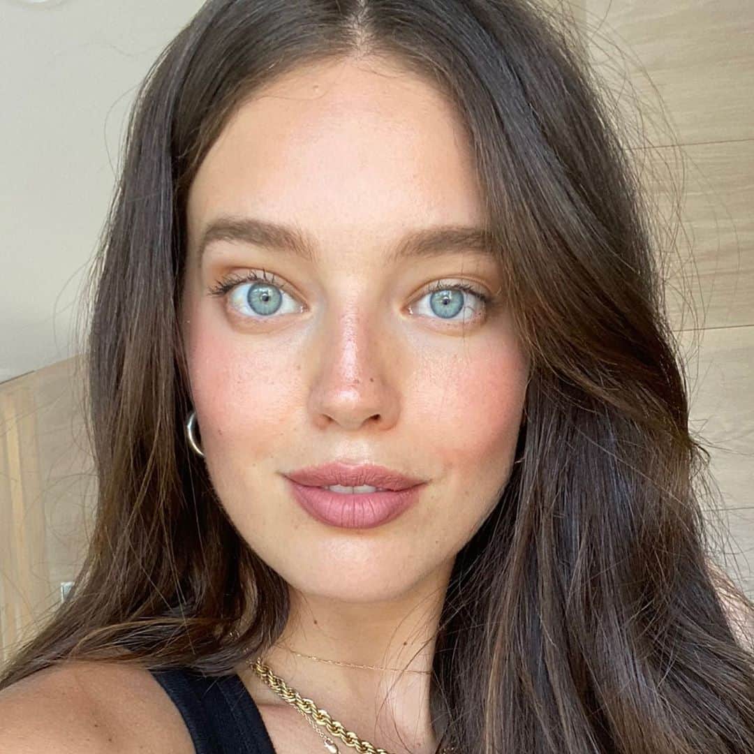 Maybelline New Yorkさんのインスタグラム写真 - (Maybelline New YorkInstagram)「@emilydidonato is a natural summer stunner!😍 Here she carved out her brows with our #instantagerewind concealer and filled them with our NEW #browextensions pomade crayon! Double tap if you’re  loving this feathery brow look.」9月6日 1時17分 - maybelline