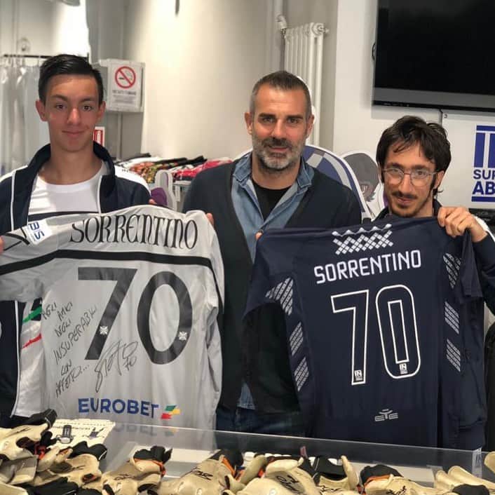 ステファノ・ソレンティーノのインスタグラム：「Non possiamo fare tutto, ma possiamo fare tutto il possibile. Sempre al fianco degli @insuperabili #CharityDay」
