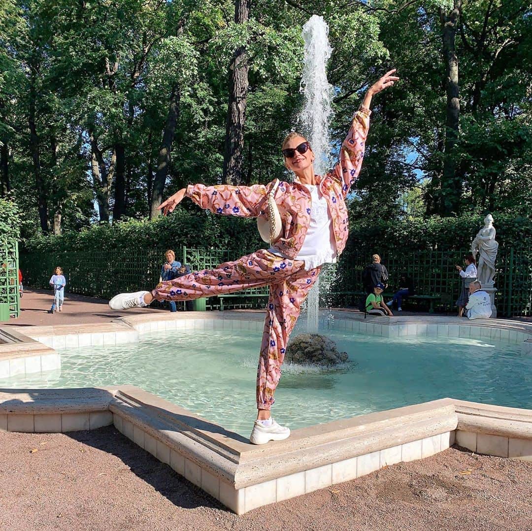 ダリア・イオノワのインスタグラム：「arabesque ушедшего лета 🍃  _______________________________________  #spb #saintpetersburg #mariinsky #mariinskytheatre #mariinskyballet #mariinskydancer #vaganovastudents #ballet」