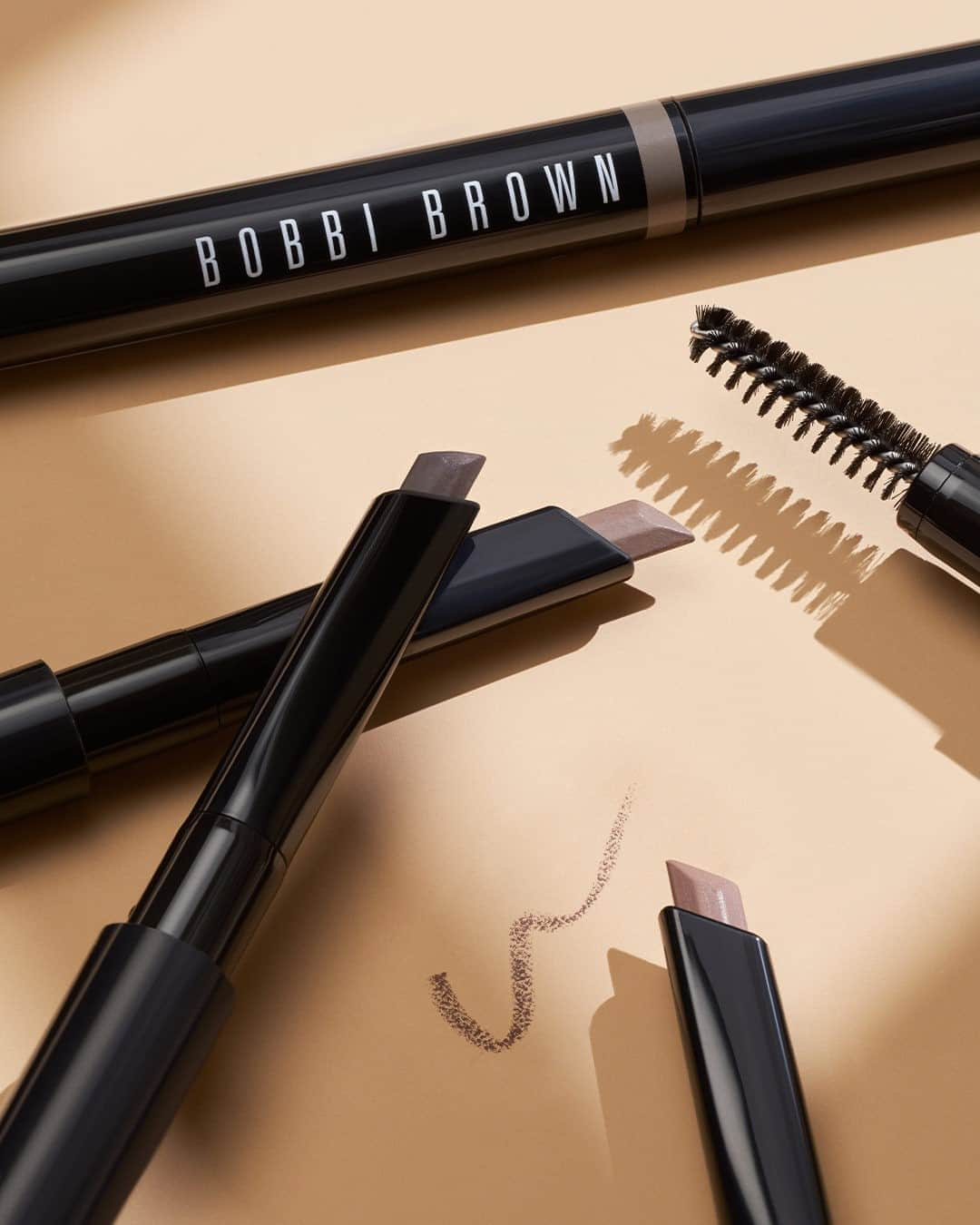 ボビイブラウンさんのインスタグラム写真 - (ボビイブラウンInstagram)「Frame and tame with Perfectly Defined Long-Wear Brow Pencil. Get polished, natural definition to showcase eyes and refine your look.  #BBProTip: For a bolder look, use the pointed tip to define the length of brows, then go over the edges for extra definition.  MADE IN YOUR SHADE: • Perfectly Defined Long-Wear Brow Pencil in Taupe • Perfectly Defined Long-Wear Brow Pencil in Blonde • Perfectly Defined Long-Wear Brow Pencil in Rich Brown  #bobbibrown #brows #browsonpoint #browsbrowsbrows #perfectlydefined #browstyle #browgoals」9月6日 1時30分 - bobbibrown