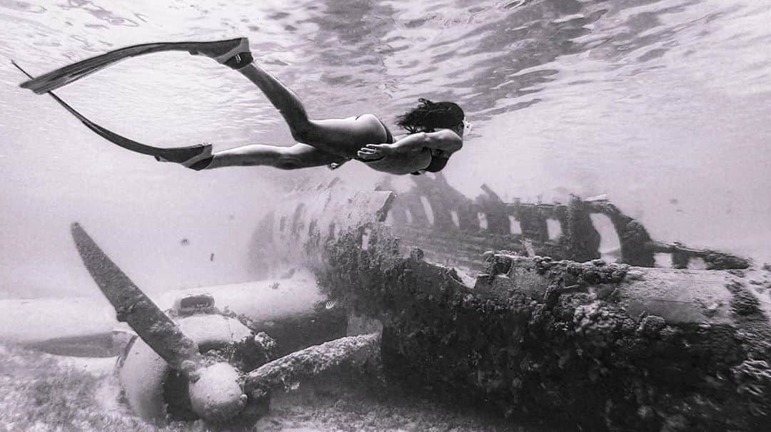 デレク・ハフさんのインスタグラム写真 - (デレク・ハフInstagram)「#flashbackfriday Captured an epic shot of @hayley.erbert swimming along side this plane wreckage. Real life mermaid🧜‍♀️. Doesn’t get much better than adventuring with the one you love.  #adventure #gopro #hero8 @dhoughphotography」9月6日 1時42分 - derekhough