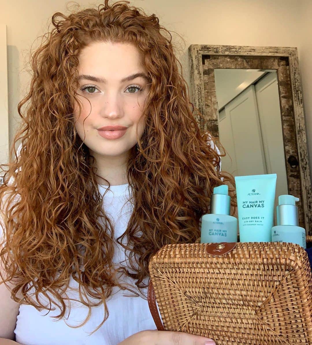 ブリー・キッシュのインスタグラム：「haircare has always been extremely important to me, especially because of the constant styling and stress it goes through because of my job. i love finding new products that bring my hair back to life! 🌿 i actually got to model for alterna back in february (wow, pre-covid! miss those days..) and have been obsessed with their products ever since. @alternahaircare’s newest line #myhairmycanvas doesn’t only smell amazing, it’s made with sustainably sourced vegan botanical caviar and packaged in 50% post-consumer recycled plastic for a spa-like experience you (and me) can feel good about 🛀🏽✨ #alterna #ad」