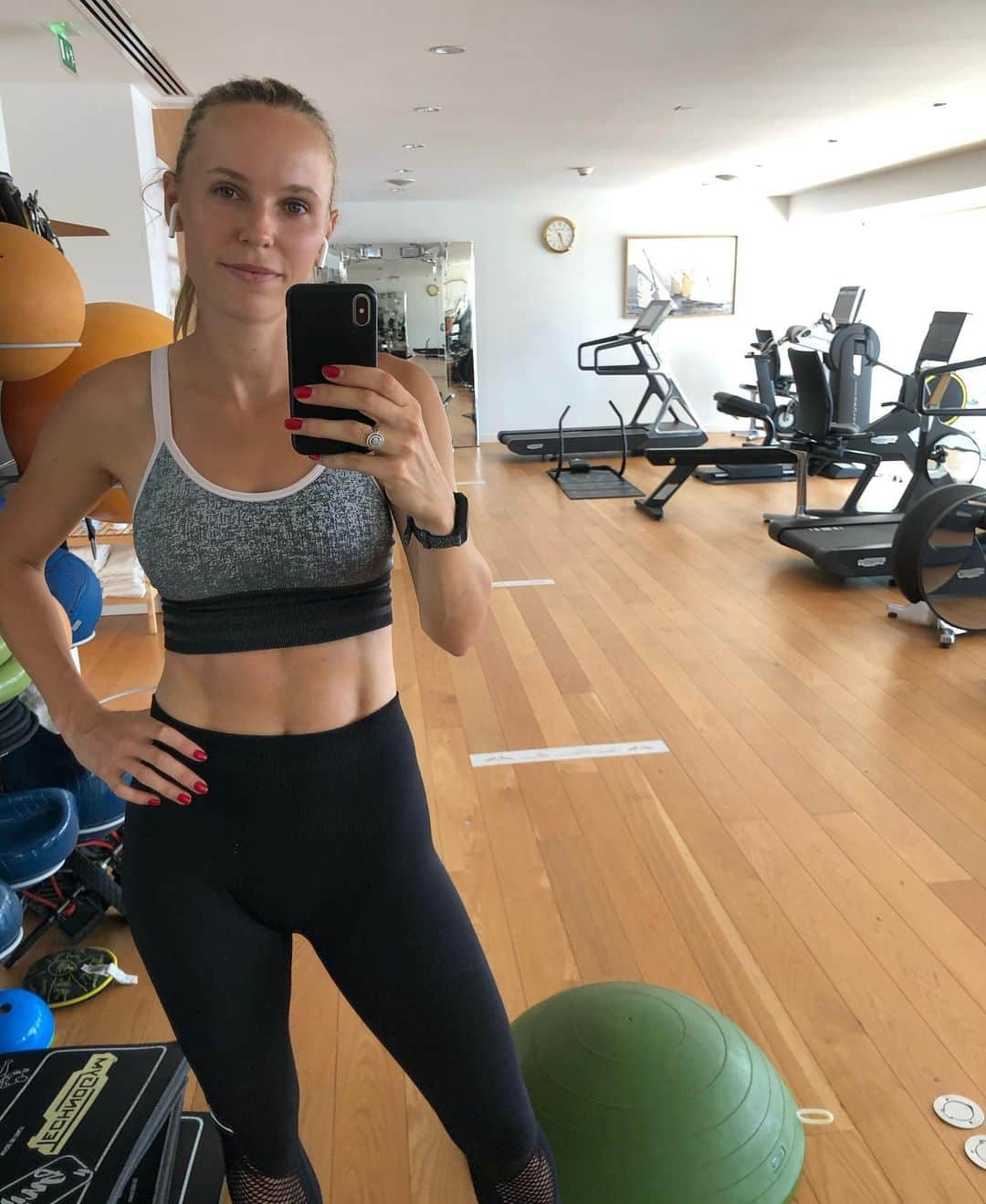 CarolineWozniackiさんのインスタグラム写真 - (CarolineWozniackiInstagram)「Trying to stay fit in retirement! Empty gym! Let’s go!! 💪🏻」9月6日 1時35分 - carowozniacki