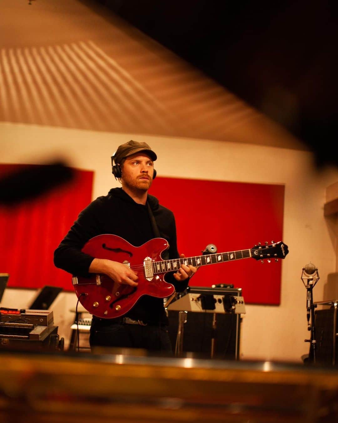 Coldplayのインスタグラム：「Jonny, picture shot when we were recording our Viva La Vida album in the Magic Shop studios, New York. GB (@guyberryman)」