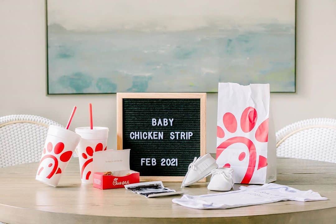 ロス・ストリップリングさんのインスタグラム写真 - (ロス・ストリップリングInstagram)「The Chicken Strips are adding a LITTLE NUGGET to the combo!! We are thrilled to finally share the news #babychickenstrip」9月6日 1時46分 - ross_stripling