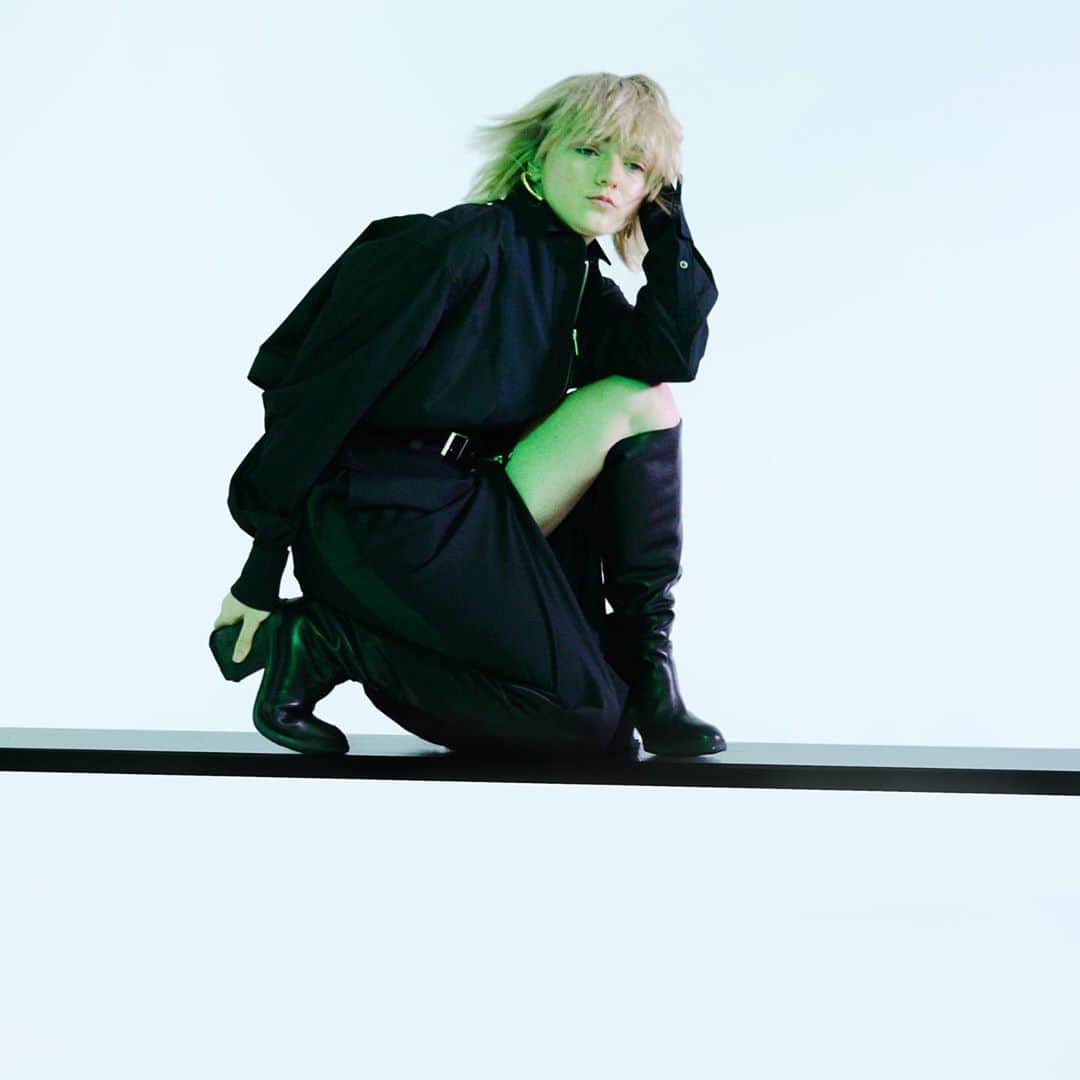 メイジー・ウィリアムズのインスタグラム：「September 2020 edition of @female_singapore   wearing @cartier & @sacaiofficial 💚」