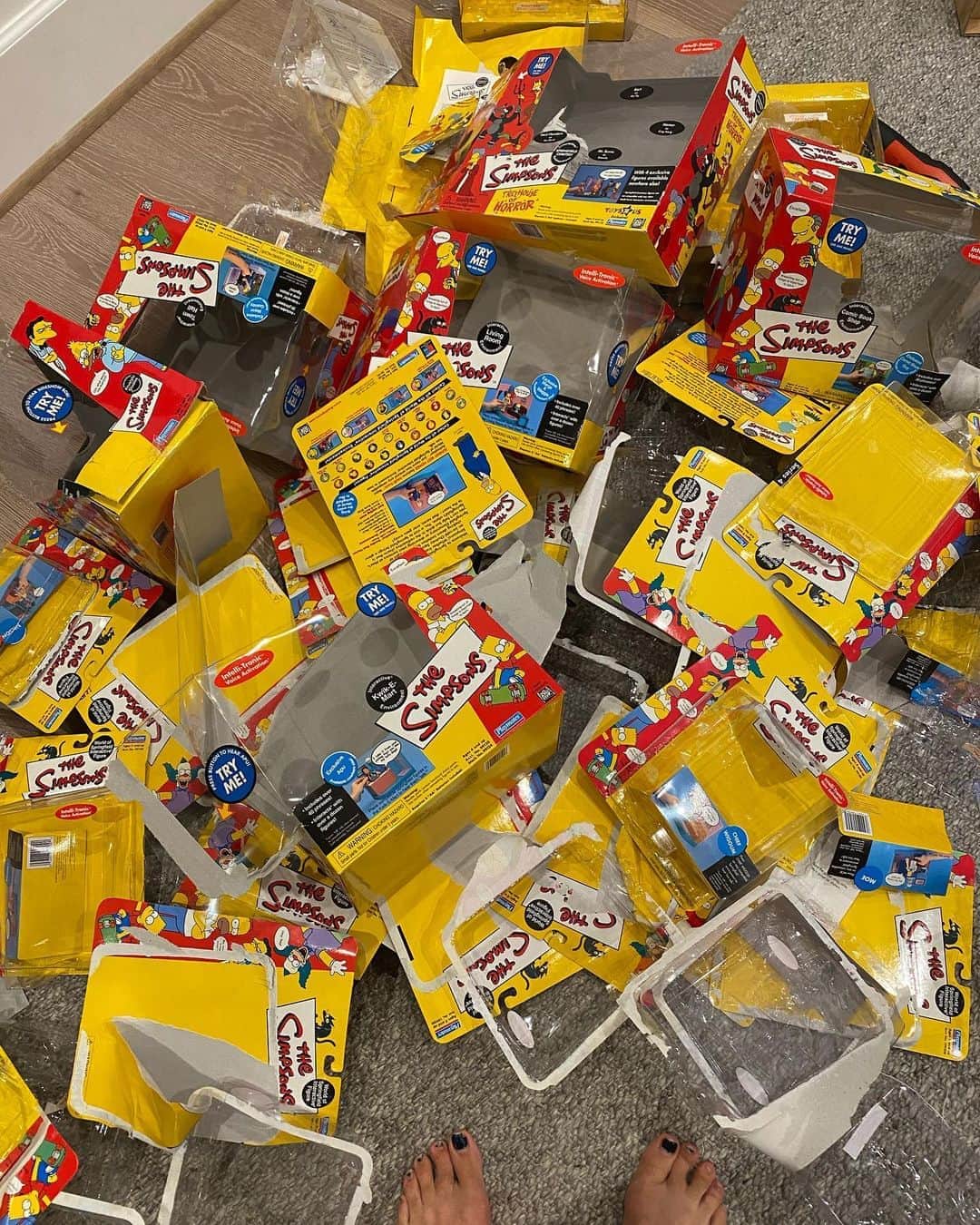 ブレッキン・メイヤーのインスタグラム：「When you don’t have a good answer for “Daddy, why do you have all these UNOPENED Simpsons figures for the last 15 years?” #PlayTime #girldad」