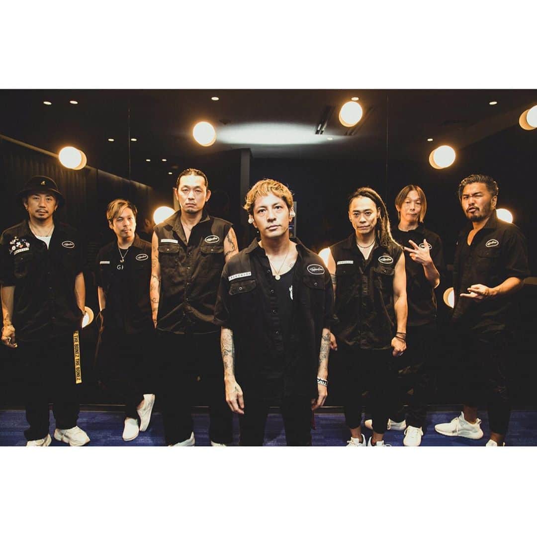 のインスタグラム：「DRAGONASH LIVE  『  DEPARTURE 』  7人でのラストライブ  一瞬一瞬を胸に刻み噛み締めながら ライブしていました。  いつもだったら少しの緊張があったりするけど今回は不思議と全くなく、今までのLIVEで1番と言っていいほど 楽しんでダンスしていました。  今までの想いと感謝の気持ちを込めてやりきれました。  こんな時期ですがお客さんを入れてラストライブを実現できた事を心から 嬉しく思い感謝しています。  改めて、バンド、そして音楽って最高にカッコいいなぁ って思いました！  素晴らしいメンバーとスタッフ、 事務所、D.A CREW、ファンのみんなと、同じ時間を共有出来たこの20年、最高に幸せな時間でした！！ ありがとうございました😁  これがゴールでもあり新たなスタートでもあります！ これからも自分の進むべき道に挑戦して高みを目指していきます。 また違う世界からも最高の景色を見れるように精進していきます。  これからの動きも楽しみにしていてください！  まだ配信アーカイブでLIVEが見れると思うので 7人でのラストライブ   『  DEPARTURE 』 見て下さい〜‼️‼️ 是非宜しくです！  photo  by @nekoze_photo   #dragonash  #departure」