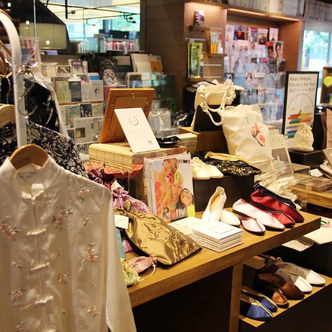 代官山 蔦屋書店　DAIKANYAMA T-SITEさんのインスタグラム写真 - (代官山 蔦屋書店　DAIKANYAMA T-SITEInstagram)「【Asian Lifestyle, Future in the Past】 ﻿ 台湾・韓国をメインに、アジアの伝統と新しい感性が織りなす表現を集めました。今おすすめしたいスモールブランドやヴィンテージ服、アートブックやzineをお取り扱いしています。﻿ ﻿ アジアで括る必要はないけれど、昔からある伝統や異国文化を取り入れて新しいスタイルを紡ぎだしていく感性は、やっぱりアジアがおもしろい。﻿ ﻿ 今のあなたにぐっとくる作品や雑貨はありますか？﻿ ﻿ ﻿ @zoharu.vintage  @leegamgak  @rawpress.co  @your_mind_com  ﻿ #asia #lifestyle #taiwan #korea #artbook #rawpress #seoul #taipei #zine #magazine #daikanyama #daikanyamatsite  #チャイナシューズ」9月6日 1時57分 - daikanyama.tsutaya