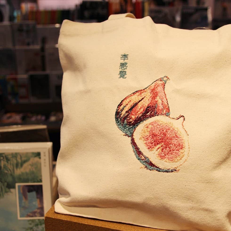 代官山 蔦屋書店　DAIKANYAMA T-SITEさんのインスタグラム写真 - (代官山 蔦屋書店　DAIKANYAMA T-SITEInstagram)「【Asian Lifestyle, Future in the Past】 ﻿ 台湾・韓国をメインに、アジアの伝統と新しい感性が織りなす表現を集めました。今おすすめしたいスモールブランドやヴィンテージ服、アートブックやzineをお取り扱いしています。﻿ ﻿ アジアで括る必要はないけれど、昔からある伝統や異国文化を取り入れて新しいスタイルを紡ぎだしていく感性は、やっぱりアジアがおもしろい。﻿ ﻿ 今のあなたにぐっとくる作品や雑貨はありますか？﻿ ﻿ ﻿ @zoharu.vintage  @leegamgak  @rawpress.co  @your_mind_com  ﻿ #asia #lifestyle #taiwan #korea #artbook #rawpress #seoul #taipei #zine #magazine #daikanyama #daikanyamatsite  #チャイナシューズ」9月6日 1時57分 - daikanyama.tsutaya