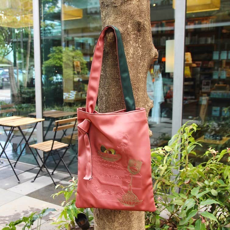代官山 蔦屋書店　DAIKANYAMA T-SITEさんのインスタグラム写真 - (代官山 蔦屋書店　DAIKANYAMA T-SITEInstagram)「【Asian Lifestyle, Future in the Past】 ﻿ 台湾・韓国をメインに、アジアの伝統と新しい感性が織りなす表現を集めました。今おすすめしたいスモールブランドやヴィンテージ服、アートブックやzineをお取り扱いしています。﻿ ﻿ アジアで括る必要はないけれど、昔からある伝統や異国文化を取り入れて新しいスタイルを紡ぎだしていく感性は、やっぱりアジアがおもしろい。﻿ ﻿ 今のあなたにぐっとくる作品や雑貨はありますか？﻿ ﻿ ﻿ @zoharu.vintage  @leegamgak  @rawpress.co  @your_mind_com  ﻿ #asia #lifestyle #taiwan #korea #artbook #rawpress #seoul #taipei #zine #magazine #daikanyama #daikanyamatsite  #チャイナシューズ」9月6日 1時57分 - daikanyama.tsutaya