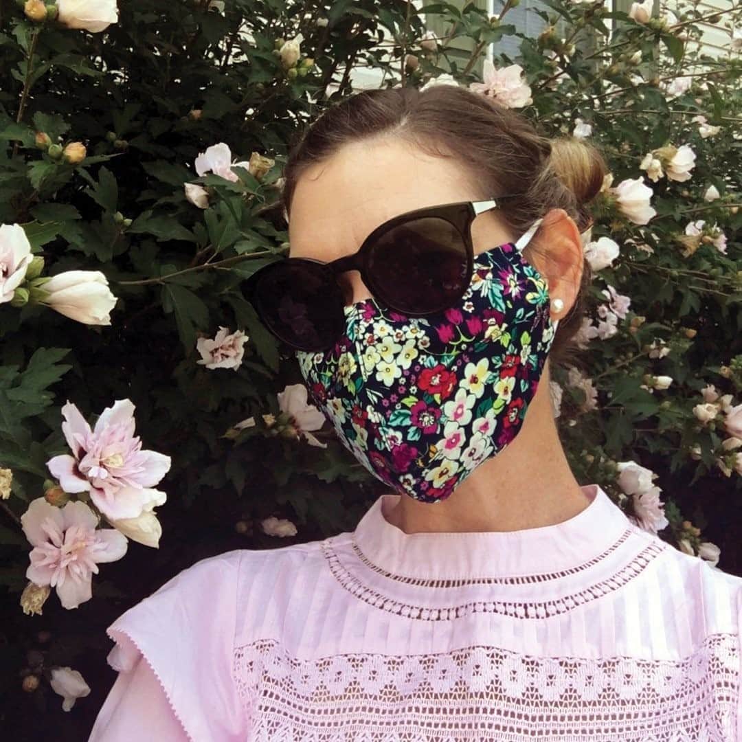 ヴェラブラッドリーさんのインスタグラム写真 - (ヴェラブラッドリーInstagram)「Flowers in our gardens and on our masks is just how we like it 🌼 Link in bio to find the perfectly patterned face mask to match your next outfit! 📸: @dressedupnowheretogo * * * #verabradley #masks #shop #september #fall」9月6日 2時00分 - verabradley
