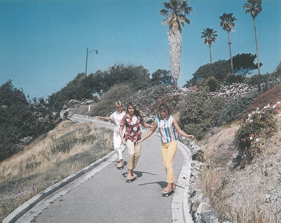 マリブシャツのインスタグラム：「Enjoy your weekend!! 🌞🤙🏼🌴 (photo taken of Marge, Candy & Robin Calhoun in Laguna Beach, 1964)」