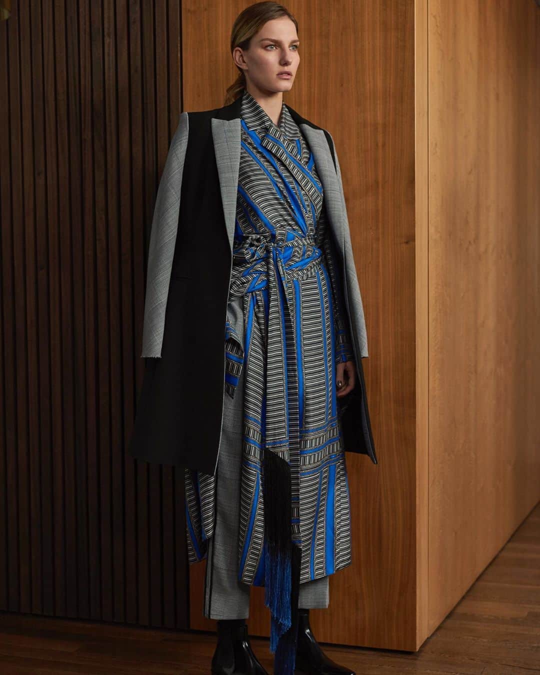 アマンダ ウェイクリーのインスタグラム：「Modern eclecticism...fusing contemporary structured checks with textural fluid stripes...  Styling @cathykasterine Photography @janlehner Make Up @zoetaylormakeup Hair @neilmoodie」
