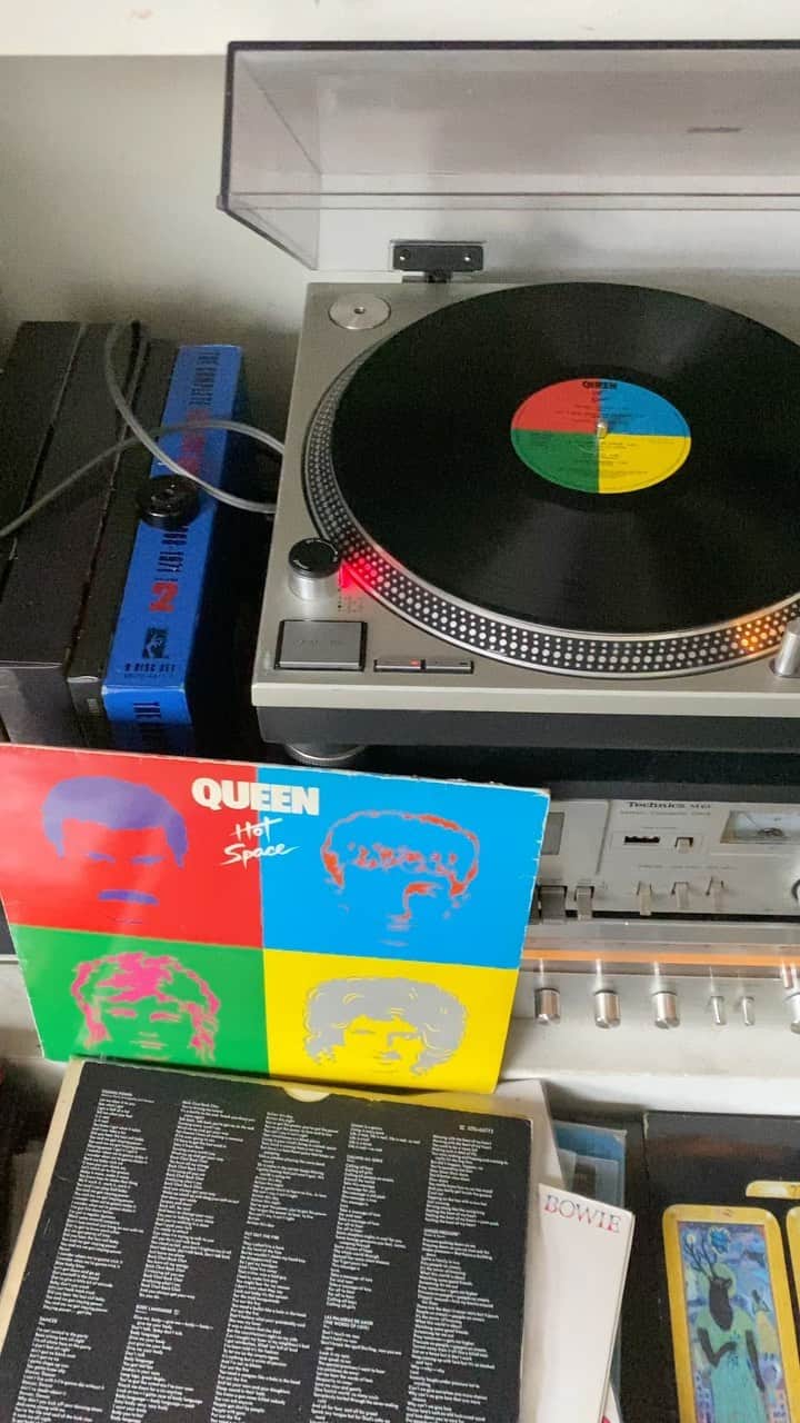 カロリーヌ・ド・メグレのインスタグラム：「Don’t scream, but I have to say I’ve never been really into Queen. But this song I love ❤️ #OneSongADayCDM」