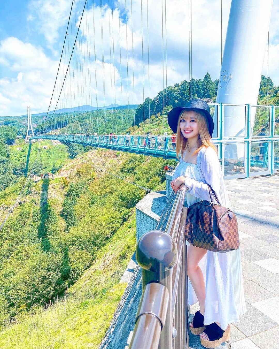 のインスタグラム：「🌈🌞🌈🌞🌈🌞🌈. * ❤️💓HAPPY  SUNDAY💓❤️. ここの橋🌉結構揺れますっっ(´；ω；`). #follow #followｍe #me #trip #travelphotography #travelgram #travel #ootd #japan #hakone #좋아요 #팔로우 #팔로미 #데일리코디 #셀카 #셀스타그램 #얼스타그램 #여행스냅 #일본여행 #여행스타그램 #箱根 #箱根温泉 #三島スカイウォーク #グラビア #恵比寿マスカッツ #松本ゆん #旅行 #sunday」