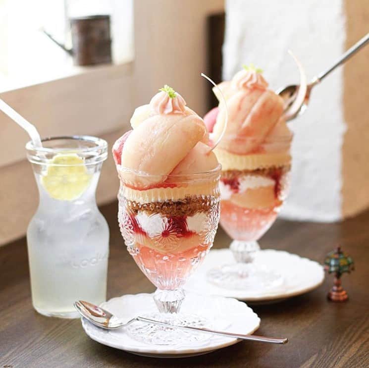 のインスタグラム：「［#cafemiru_大阪］﻿ ——————————————————————﻿ 非日常な空間でゆったりとした時間を🎈「CALM GARDEN」﻿ ﻿ 桃のコンポートやジュレが入ったパフェは、上に乗ったフランボワーズのジェラートとの相性バッチリです😍✨ゆったりとした時間を過ごすことができます🐰🎶﻿ ﻿ ☑︎季節のパフェ🍑（桃）﻿ ※販売状況は事前にお店へご確認ください。﻿ ﻿ 📍 CALM GARDEN﻿ ⚪︎住所 / 大阪府大阪市平野区平野本町5-9-9﻿ ⚪︎営業時間 / 【水〜日】11:00〜18:00(LO.17:00)﻿ ※現在は営業時間が異なる場合がございますので、事前にご確認ください。﻿ ⚪︎定休日 / 月・火＋不定休﻿ ⚪︎アクセス / 大阪メトロ平野駅4番出口より徒歩8分﻿ ﻿ 【#cafemiru_Osaka】﻿ 📍 CALM GARDEN﻿ ◎Open Hours / 【WED-SUN】11:00〜18:00(LO.17:00)﻿ ◎closest station / 「Hirano」﻿ ﻿ ☕️ @calm_garden﻿ 📷 @_akomoco_﻿ ———————————————————﻿ Cafemiruでは「#インスタ探検隊」or「#cafemiru」をタグ付けしているカフェ写真から、運営スタッフが厳選してご紹介しています👀🔍」