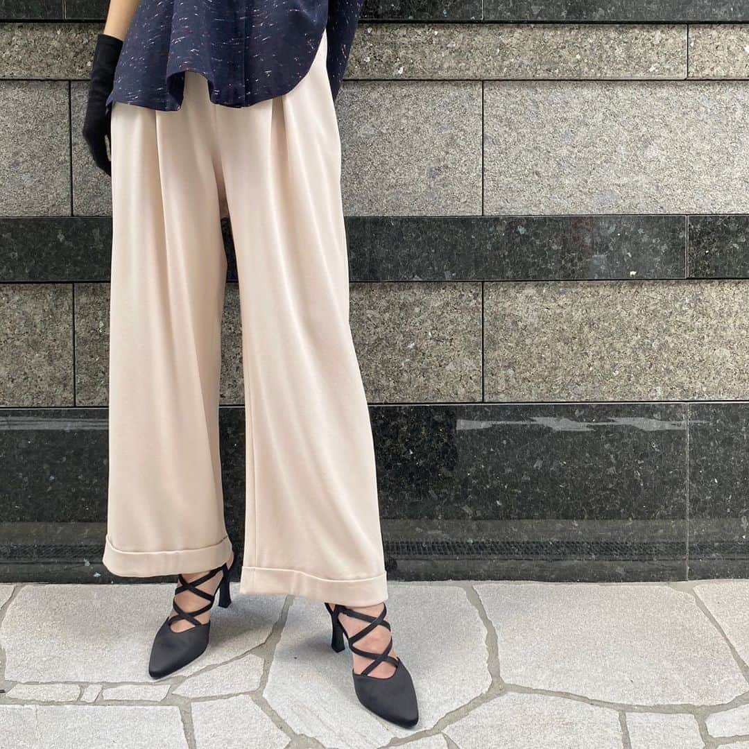 NUTTY Vintage&Collectibleのインスタグラム：「👠RECOMMEND ITEM👠  ☑︎CRAPE PANTS( @glazekohl ) ☑︎vtg 50's nep design blouse(sold out)  NUTTYで取扱中のアパレルブランドGLAZE KOHLより しなやかな着心地が気持ちの良い、CRAPE PANTS。 VINTAGEアイテムとの相性も抜群です。 既にソールドアウトとなりましたが、50'sのコレクティブルなトップスにもぴったりでした＊  是非お試しくださいませ。  @glazekohl   ------------------------------------ 🛍NUTTY通販について🛍 ------------------------------------- ＜ONLINE STORE＞ VINTAGE▶︎http://nutty.theshop.jp/ USED SELECT▶︎https://nuttyselect.official.ec/ （プロフィールページURLよりjump🕊） ㅤㅤㅤㅤㅤㅤㅤㅤㅤㅤㅤㅤㅤ ＜VIDEO CHAT SHOPPING＞ テレビ電話をお繋ぎして、リアルタイムでご案内いたします。詳細は過去の投稿をご覧ください。」