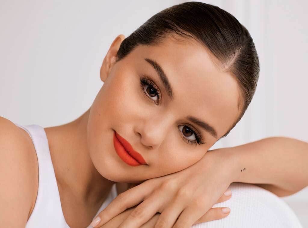 E! Onlineさんのインスタグラム写真 - (E! OnlineInstagram)「Selena Gomez recently released her cosmetics line #RareBeauty, and since we just wanna look good for you, we gave it a very honest review- at the link in our bio. (📷: Rare Beauty)」9月6日 11時32分 - enews