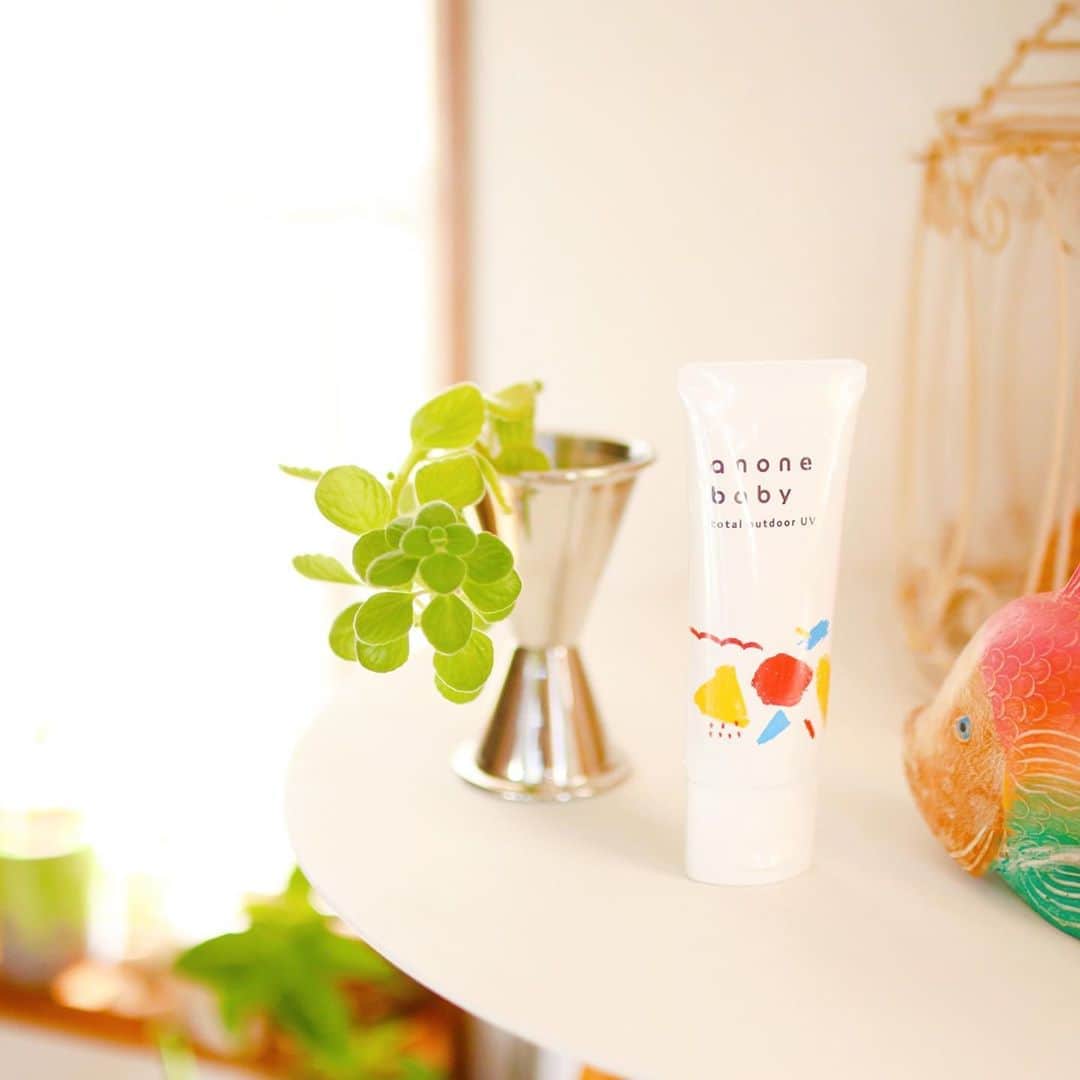 のインスタグラム：「． Sunscreen for children  毎日、暑くてお外遊びをするにも 汗をかきかき…😌  最近、息子の日焼け止めには アノネベビー使い始めましたよ♡ @anonebaby   皮膚科医監修で お湯で落とせる日焼け止め♡  日焼け止めと虫除けがこれ一本で出来て PM2.5や黄砂からも赤ちゃんや 子供の肌を守ってくれるんです☺️❤️  毎日使っても安心です👍💕  ． #日焼け止め #虫除け  #anonebaby #99パーセント天然由来のお湯で落とせる日焼け止め#アノネベビー #トータルアウトドアUV #赤ちゃん用日焼け止め #セラミド配合の赤ちゃん用日焼け止め #赤ちゃんのいる暮らし #ベビー日焼け止め #ベビースキンケア #赤ちゃん用品 #ベビー用品 #赤ちゃん」
