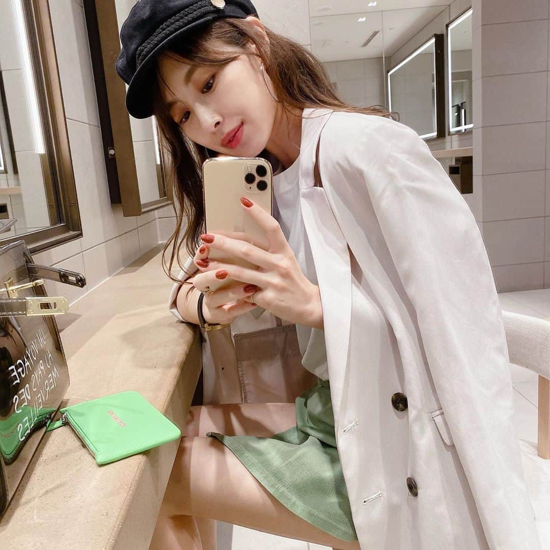 のインスタグラム：「.﻿ 先日、ukaのプロデュースサロン﻿ @bellesympathique_nihombashi ﻿ でメンテナンスしてきました💅💆‍♀️﻿ ﻿ ヘアカラーはラベンダー系に﻿ ネイルもちゃんとケアからしてもらって﻿ 綺麗にしてもらいました😆❤️﻿ ﻿ ukaは何店舗あるの？と、よく質問頂くのですが﻿ 直営サロンは7サロン﻿ #六本木#広尾#丸の内#恵比寿#銀座#新宿#表参道﻿ ウカ製品を販売するストアは3﻿ #渋谷#横浜#京都﻿ プロデュースサロン2﻿ #日本橋#横浜﻿ その他コラボサロンが6サロンあります🙇‍♀️✨﻿ ﻿ ukaのホームページも是非ご覧ください☺︎﻿ 私が働くのは六本木です。﻿ どの店舗も少しずつコンセプトが違って、﻿ メニューも異なります。﻿ ﻿ どれくらい拘って仕事してるかを知ってるので、安心できるから、ついつい休みの日はukaの予約あいてないかなー？と、思っちゃいます🥺﻿ ﻿ この日はラッキーが起きて﻿ ヘアカラーとフットネイル、ハンドネイル、﻿ 全部一緒にできました🙌✨﻿ 気分転換できたからまた頑張ろう❤️﻿ ﻿ ﻿ ﻿ #uka#ウカ#休日の過ごし方 ﻿ #メンテナンス#メンテナンスday﻿ #30代美容#30代ヘアスタイル﻿ #ヘアカラー#ネイル﻿ ﻿#美容好きな人と繋がりたい  #コスメ好きさんと繋がりたい」