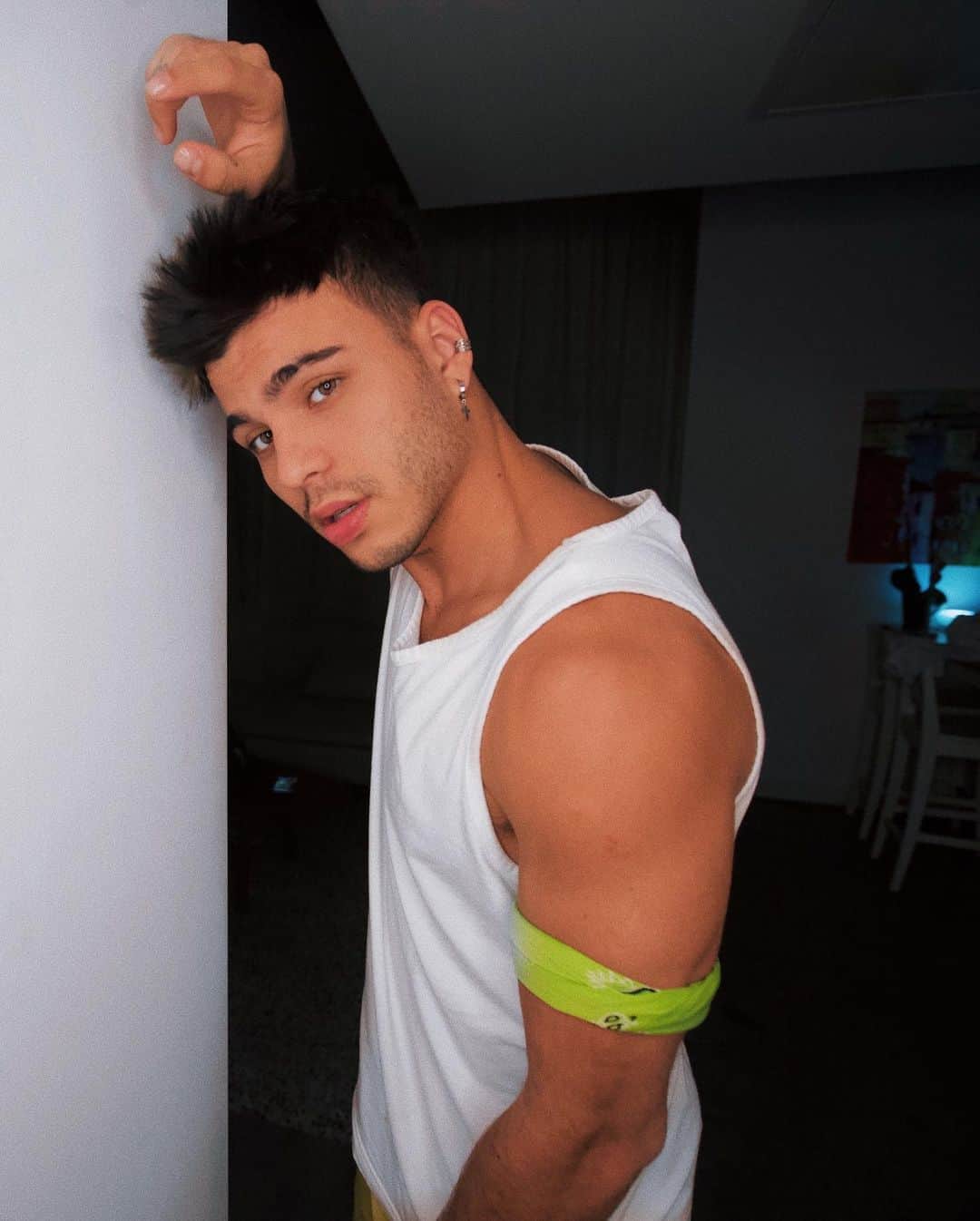 Sebastián Villalobosのインスタグラム：「mis 2 moods de sábado por la noche 😬🌌」