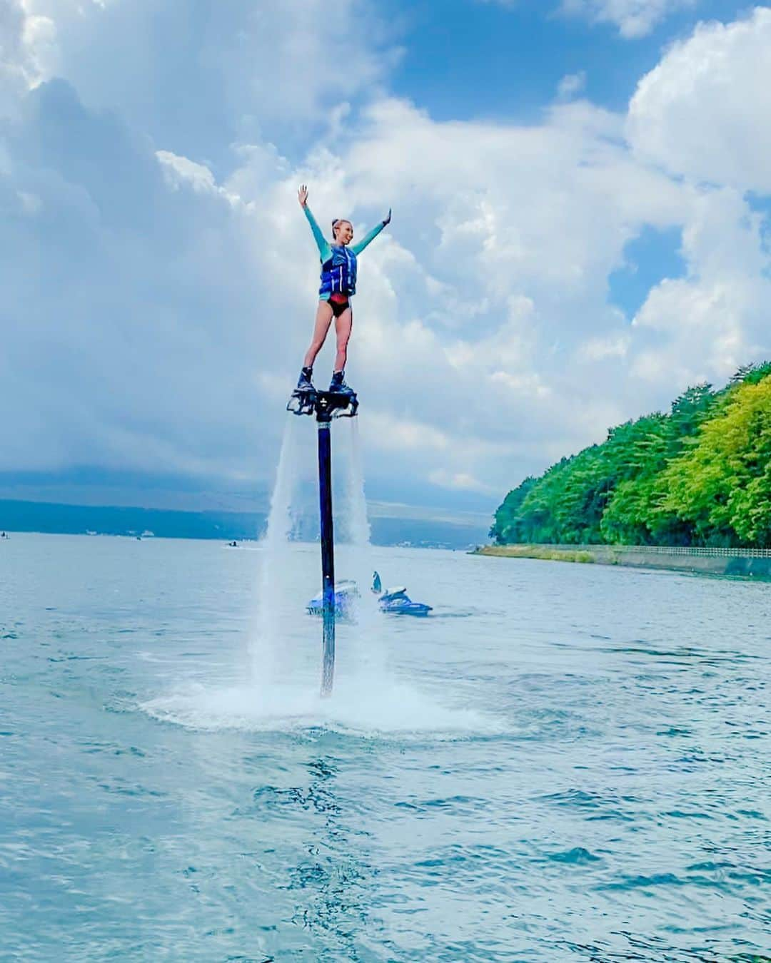 MEGUMIのインスタグラム：「FLY BOARD🚀  #水圧で空を飛ぶ  スラロームとスピンの練習🌞 クルクル回れたよ🌀  #flyboard#flyboarding#marinsports#lake#フライボード#マリンスポーツ#山中湖#右手のクセがすごい#絶賛全身筋肉痛中」