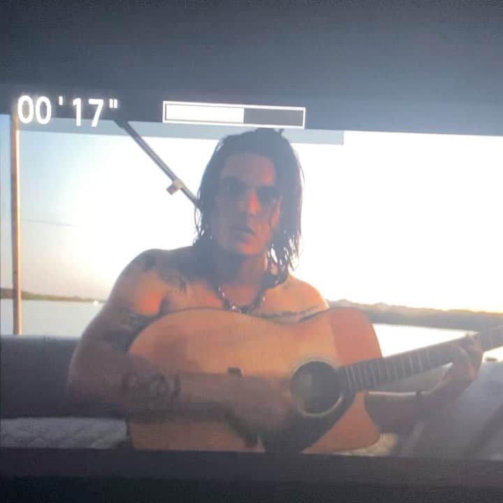 サミュエル・ラーセンのインスタグラム：「Day 1 of #dontsweatmylove music video shoot.✅」