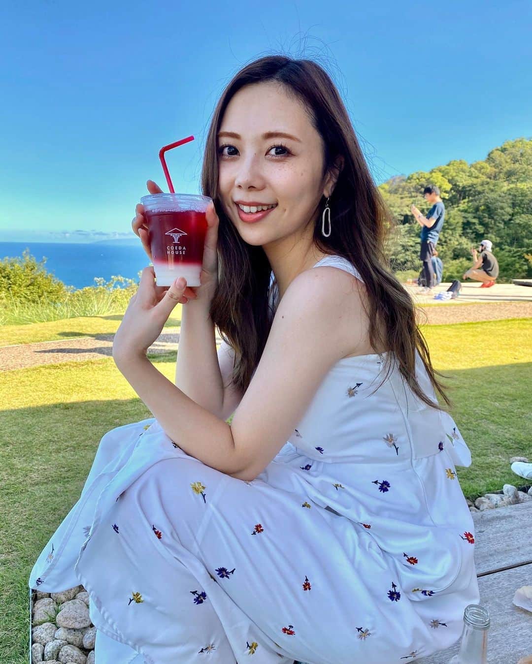 西村季里子のインスタグラム：「・  アカオハーブ&ローズガーデン行ってきた🌹  外はあちちだったけど、 景色がよくて最高だった🌈🌈  #熱海 #アカオハーブアンドローズガーデン  #コエダハウス#coedahouse  #ローズヒップ #カルピス #ノーマルカメラ#iPhone11pro」