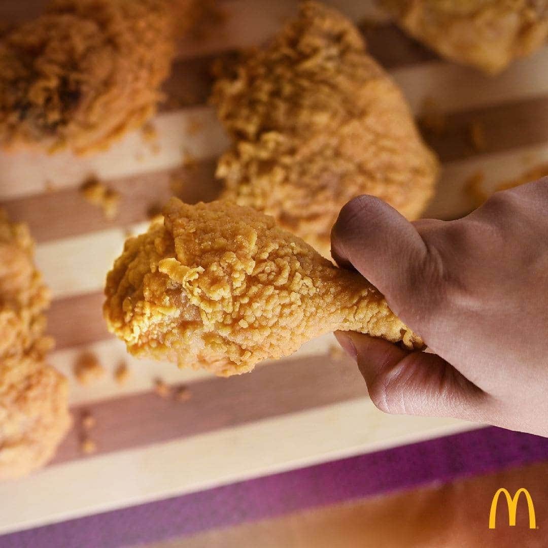 のインスタグラム：「Craving for Chicken McDo? 🍗 Order an 8-pc. McShare Box and get a FREE Coke 1.5L for the whole family to make weekend lunchtime a whole lot of fun!  Get one now via McDo Drive-Thru, Take Out, or Pick-Up. You can also order via the McDelivery PH App, McDo Messenger, or call 8888-6236 (for NCR).」