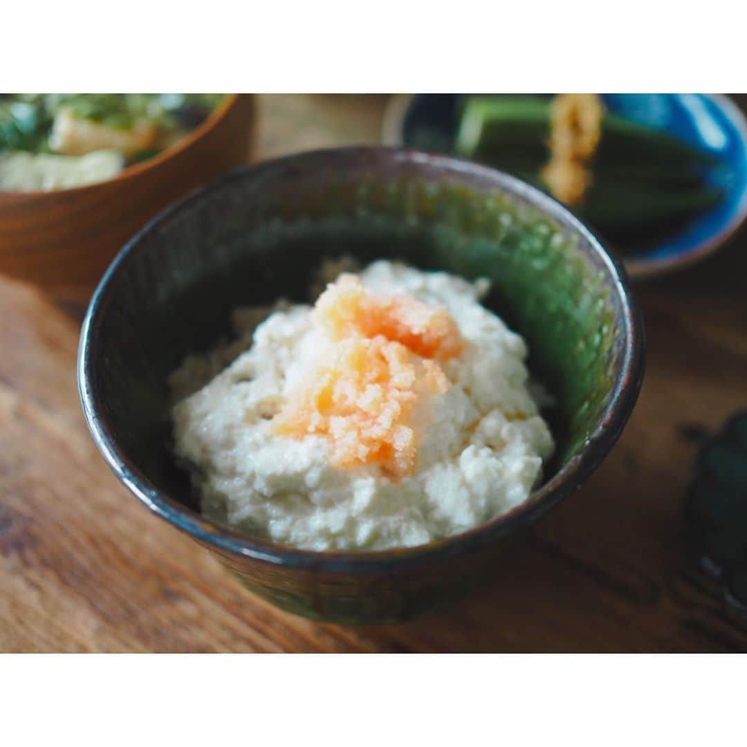 高山都さんのインスタグラム写真 - (高山都Instagram)「深夜にカップヌードルシーフードを食べた。 何年ぶりだろう…久しぶりの味は背徳感があるのに美味しかった。楽しかった。 だけど、あんなに塩っぱいのね。 口の中にずーっと残るピリピリと塩っけが、インパクト大だったな。 さて、いつも通りの自分ごはん。 明日から撮影が続くから、塩分も油分も控えめに。 玄米豆腐丼　明太子とごま油たらり(水切りした豆腐はふわふわに混ぜて、塩麹すこしいれてる) オクラの中華おひたし(刻んだ生姜に醤油、酢、ラー油) カラフルなトマトのミョウガとおかか和え 塩もみキュウリとラディッシュ ナスと厚揚げと三つ葉の味噌汁 #みやれゴハン 化学調味料もなんとかの素も使わない、自分の味はやっぱりなんだかホッとする。 でも、いつも食べてるのを思うと、体調が心配になった昨日の夜でした。」9月6日 12時00分 - miyare38
