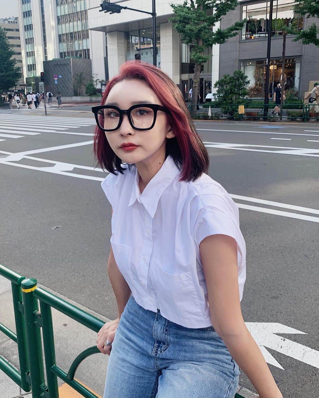 のインスタグラム：「最近お気に入りの黒縁メガネ🖤﻿ ﻿ 昨日は初めて日比谷のほうぷらぷらして楽しかったな〜💎💞﻿ ﻿ ﻿ #junkymood #outfitoftheday」