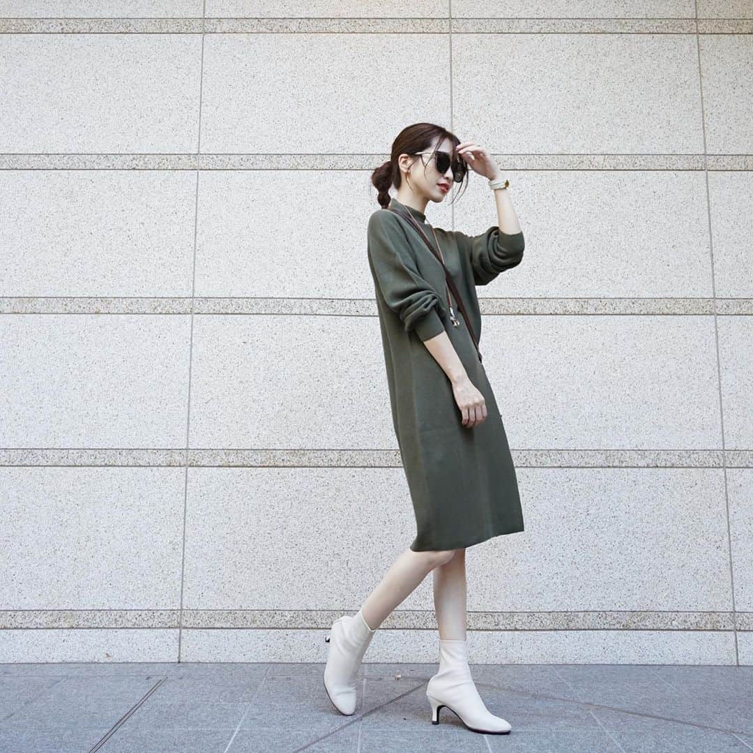 のインスタグラム：「﻿ ﻿ 先日の @uniqlo_uniqlotokyo でお買い物した#3Dニットバルーンスリーブワンピース 🧶﻿ ※ 私のサイズはオンライン限定のXSサイズなので、オンラインで注文﻿ ﻿ ﻿ ONE PIECE・BAG... uniqlo﻿ SHOES... SESTO﻿ ﻿ ﻿ 縫い目のない立体的なシルエット。﻿ #3dラムブレンドクルーネックセーター も全色欲しいくらい可愛かったよ♡♡﻿ 4色とも可愛かったので、カラーで迷い中♩﻿ ﻿ BAGは娘と兼用で使えそうだったので一緒に購入🍁﻿ ﻿ ﻿ ﻿ @uniqlo﻿ @uniqlo_uniqlotokyo ﻿ #uniqlo #uniqlo_tokyo #uniqloginza #3dニット #uniqlotokyo #ユニクロ #ユニクロ東京 #ユニクロ2020fw #ユニクロ銀座 #ユニクロ新作 #ユニクロコーデ #上下ユニクロ #ユニクロきれいめ部 #ユニクロユー #秋コーデ #秋冬コーデ」