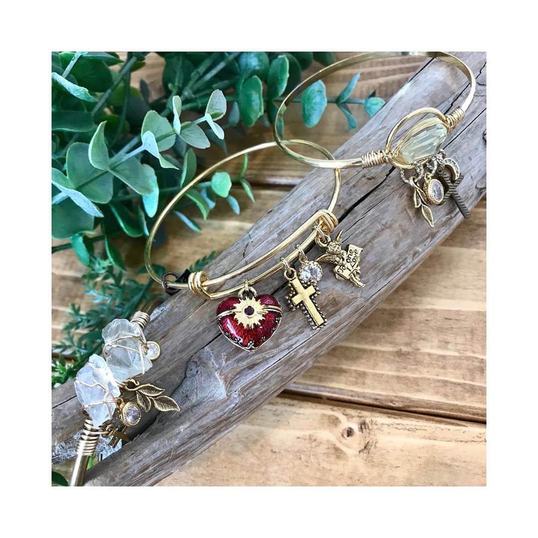 BOX CHARM Industryのインスタグラム：「こんにちは😊 . 不安定なお天気ですが、原宿店元気に営業しております！！ . 店舗限定のお得が沢山あるのでぜひ遊びに来てください🐒🐒 . 人気のデザインのバングルもお得なの...🤭 . .  #boxcharmindustry #boxcharm #handmade #accessory #open  #handmadeaccessory #bracelet #ボックスチャームインダストリー #ボックスチャーム #ハンドメイド #アクセサリー #ハンドメイドアクセサリー#オリジナル #オリジナルアクセサリー #バングル #お得 #プレゼント」