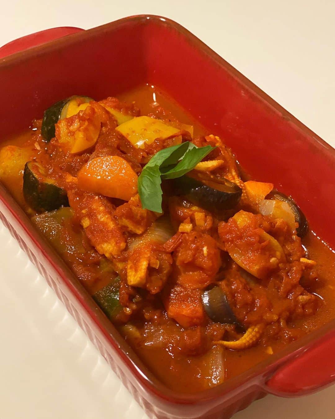 大石絵理のインスタグラム：「🍅ratatouille🧄🥒 あまってた野菜たちをトマト缶、オリーブオイル、ニンニク、白ワイン、ローリエ、コンソメ、塩胡椒とお砂糖で🤤 冷たくひやしてたべました☺️」