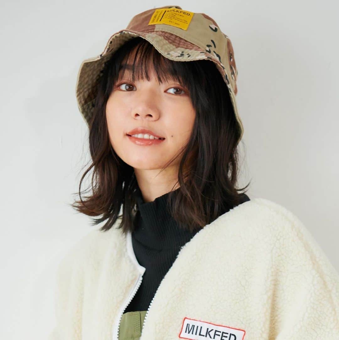 のインスタグラム：「＼先行予約受付中！／﻿ 新作秋アイテムが見逃せない！﻿﻿  暗くなりがちな秋冬のコーデに アクセントになるCAMO HAT❣️ ヘアアレンジも楽しくなるアイテム。﻿ ﻿ ストーリーズで商品情報をチェック🏷✔︎ ﻿ ﻿ ┈┈通販サイトはこちら┈┈﻿ ・Official online store calif﻿ ・ZOZOTOWN ﻿ 悩んだときはお気に入り登録！﻿ ┈┈┈┈┈┈┈┈┈┈┈┈┈﻿ ﻿ #milkfed #milkfedjp﻿ #ミルクフェド ﻿ #ガーリーストリート﻿」