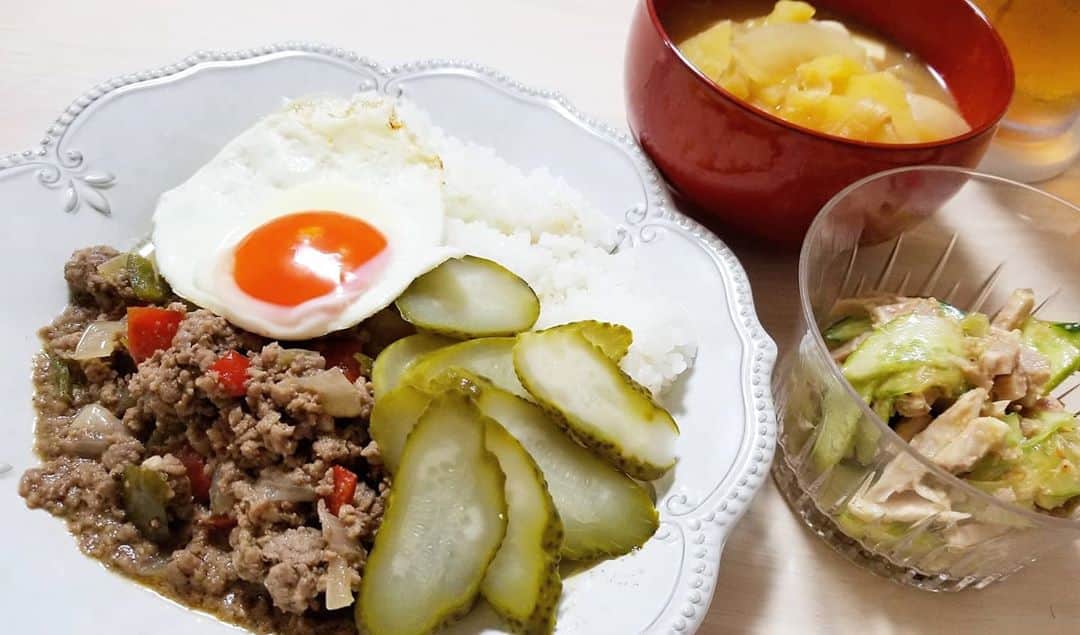 石関友梨のインスタグラム：「ガパオライス🍚 ・じゃがいもと玉ねぎのお味噌汁 ・刻みきゅうりと叉焼の中華サラダ  食べたいものを作ったら 多国籍な献立になった｡°(° ˆᴗˆ °)°｡  #ガパオライス #お味噌汁 #中華サラダ #バンバンジー風 #おうちごはん #ピクルス最高 #目玉焼き #田中農場 #多国籍料理 #タイ料理 #和食 #中華料理」