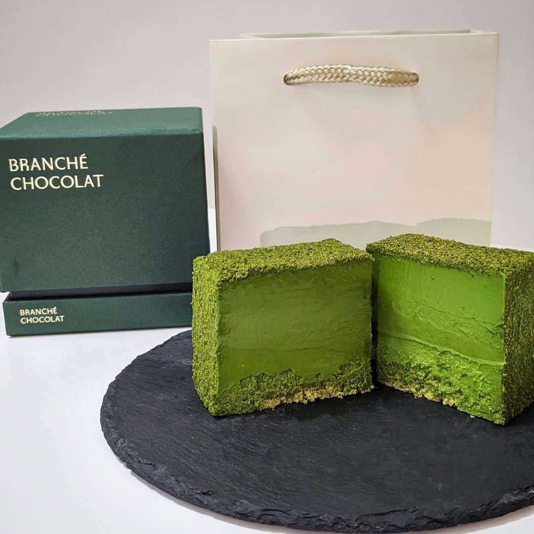 のインスタグラム：「大人スイーツ☺️🍫🍃﻿ 『BRANCHE CHOCOLAT(ブランシェショコラ)』﻿ ﻿ 予約困難なレストラン『SUGARABO』の立ち上げシェフと﻿ SNSマーケティングの専門家が本気で創りだしたスイーツ✨﻿ ﻿ カレ・オ・ショコラ(カレチョコ)﻿ 9月9日オンラインにて販売開始🎊﻿ いただいて美味しかったので載せちゃいます🤤﻿ ﻿ まず箱がジュエリーボックスのようでテンション上がる🥺﻿ 開けてみるとそれはもう宝石💎﻿ ﻿ 福岡県の八女茶を使用していて、すっごく濃厚でくちどけなめらか☺️💓﻿ 甘さ控えめで、抹茶の香りをしっかりと感じる(*´꒳`*)﻿ 梅酒が入ってるからかコクがあり大人な味だった🍸﻿ ﻿ 特別な人に贈り物や自分へのご褒美に食べたいスイーツ😋💓﻿ ﻿ #ブランシェショコラ #カレチョコ #抹茶﻿ #八女茶 #福岡八女茶 #至福の正方形﻿ #スイーツ #チョコ #sweets #贈り物 #抹茶スイーツ」