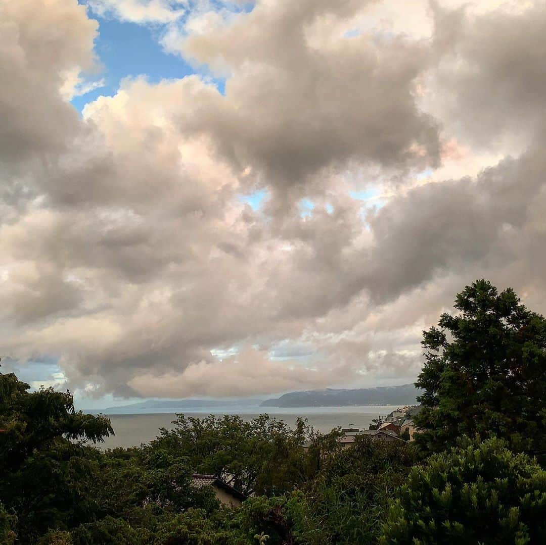 池内万作さんのインスタグラム写真 - (池内万作Instagram)「今日は朝から凄い雨。 ネコ（運搬用一輪車）いっぱいに水が溜まってた。 午後からまた降るみたいなので晴れてる合間に色々すませましたとさ。 皆さまも素敵な日曜日をお過ごし下さい♪ #空でした #イケウチ家の庭」9月6日 12時26分 - mandeshita