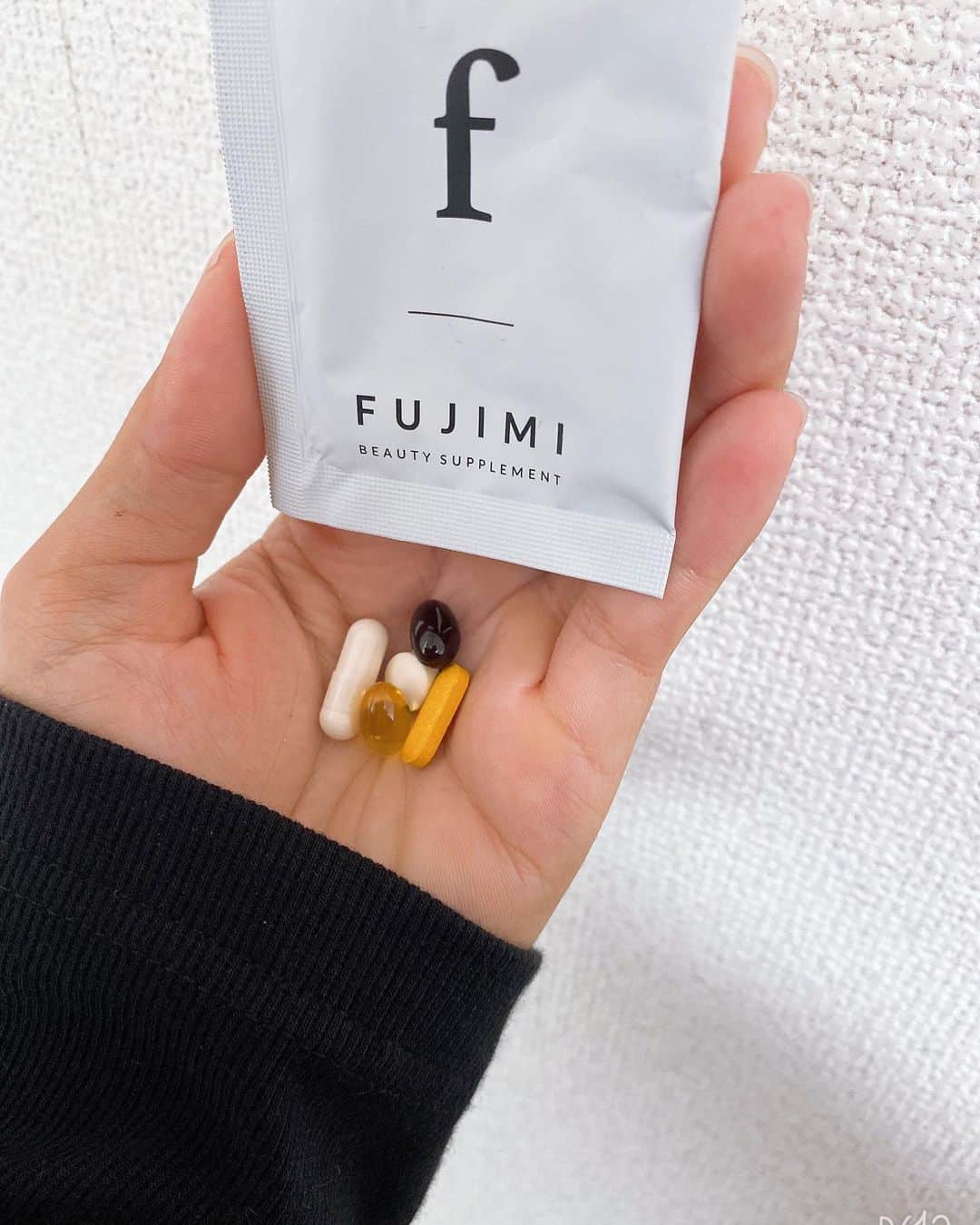 石山千晶さんのインスタグラム写真 - (石山千晶Instagram)「ずーっと気になっていたサプリ❤️ @fujimi_official   最初に美容診断をするのですが、なんと2000億通りの診断結果があるそうです😳 診断結果を元に、11種類のサプリメントの中から自分専用に5種類を選んで処方してくれます✨ 自分専用って言うのが嬉しいですよね❤️  1日分が個包装されてて、持ち運びにも便利だし、衛生面もばっちり👍  飲みはじめてからは、肌の乾燥が気になっていたのがどこいった⁉︎ってくらいめっちゃうるうるに🥺 やっぱり食事だけで必要な栄養を摂取するのはむずかしいから、こうやって選んでもらった安心安全・自分専用のサプリって素敵だなぁと思いました😍  フェイスマスクも使うのが楽しみ🥰  #pr #fujimi #美容 #パーソナライズサプリ」9月6日 12時30分 - chiaki_ishiyama0428
