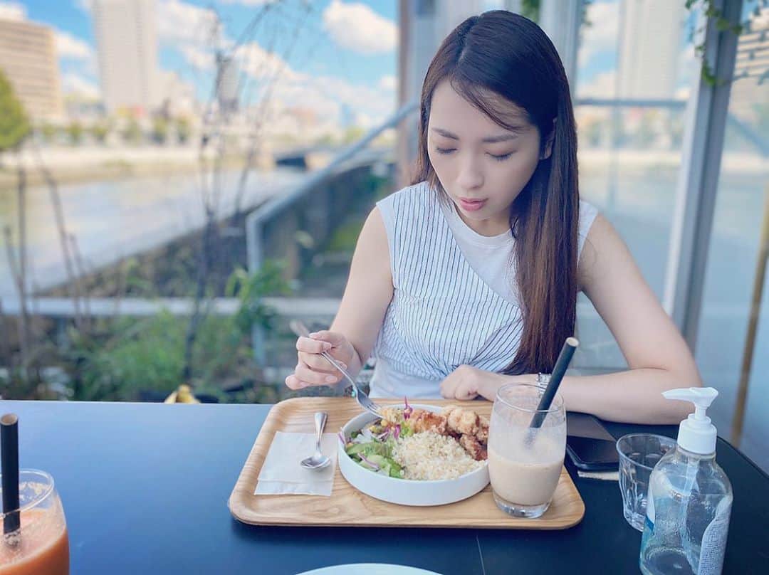殿倉恵未のインスタグラム：「疲れを癒そうと事務所の元相棒をお誘いしたら癒さました💗幸せそうでホッコリした🐻🌻 ･ #optimuscafe#cafe#oganic#野菜#健康#健康食#相棒さんの顔は控えます#癒し」