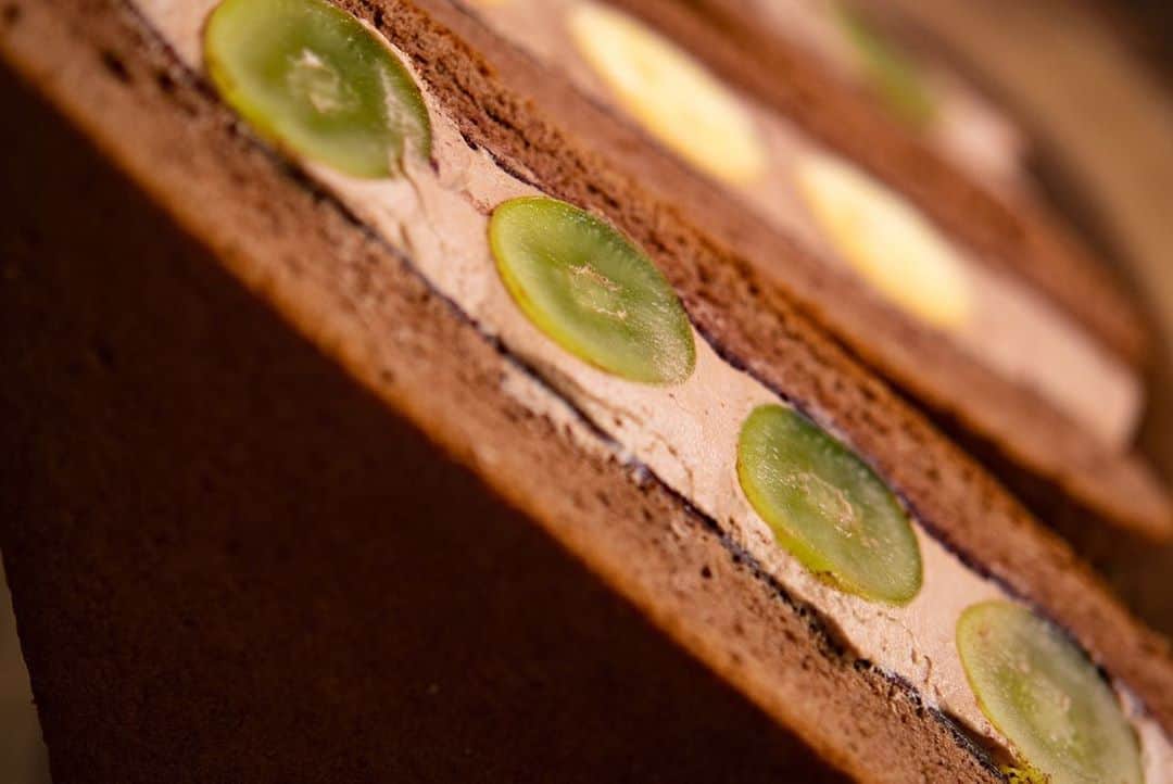 チョコレートカカオさんのインスタグラム写真 - (チョコレートカカオInstagram)「シフォンケーキを平にしてパンみたいにサンドウィッチにしたら激ウマだった件∴∵ゞ(´ω`*)♪  How to make Chocolate chiffon sandwich cake - Shine muscat & Banana チョコシフォンサンド  YouTube https://youtu.be/ZqtIQ6N8Gm4  #Youtube #ASMR #foodie #instafood #dessertporn #スイーツ #yummy #recipe #cake #手作りお菓子 #ケーキ #チョコレート #ganache #ガナッシュ  #chocolate #シフォンケーキ #chiffoncake #chiffon #shinemuscat #シャインマスカット #サンドウィッチ #sandwich #sandwiches #バナナ #banana #フルーツサンド #whippedcream」9月6日 12時35分 - chocolate_cacao_seijin