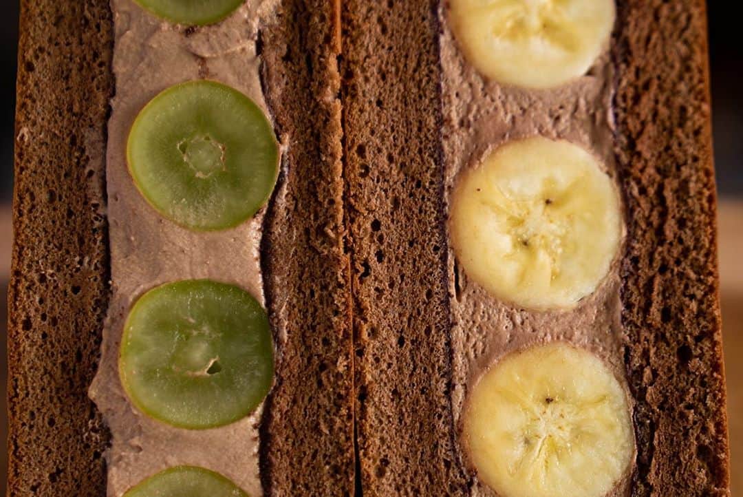 チョコレートカカオさんのインスタグラム写真 - (チョコレートカカオInstagram)「シフォンケーキを平にしてパンみたいにサンドウィッチにしたら激ウマだった件∴∵ゞ(´ω`*)♪  How to make Chocolate chiffon sandwich cake - Shine muscat & Banana チョコシフォンサンド  YouTube https://youtu.be/ZqtIQ6N8Gm4  #Youtube #ASMR #foodie #instafood #dessertporn #スイーツ #yummy #recipe #cake #手作りお菓子 #ケーキ #チョコレート #ganache #ガナッシュ  #chocolate #シフォンケーキ #chiffoncake #chiffon #shinemuscat #シャインマスカット #サンドウィッチ #sandwich #sandwiches #バナナ #banana #フルーツサンド #whippedcream」9月6日 12時35分 - chocolate_cacao_seijin