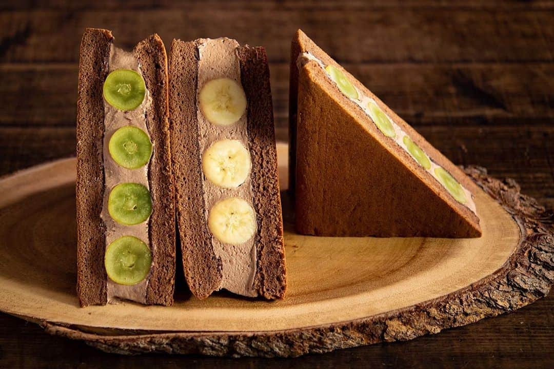 チョコレートカカオさんのインスタグラム写真 - (チョコレートカカオInstagram)「シフォンケーキを平にしてパンみたいにサンドウィッチにしたら激ウマだった件∴∵ゞ(´ω`*)♪  How to make Chocolate chiffon sandwich cake - Shine muscat & Banana チョコシフォンサンド  YouTube https://youtu.be/ZqtIQ6N8Gm4  #Youtube #ASMR #foodie #instafood #dessertporn #スイーツ #yummy #recipe #cake #手作りお菓子 #ケーキ #チョコレート #ganache #ガナッシュ  #chocolate #シフォンケーキ #chiffoncake #chiffon #shinemuscat #シャインマスカット #サンドウィッチ #sandwich #sandwiches #バナナ #banana #フルーツサンド #whippedcream」9月6日 12時35分 - chocolate_cacao_seijin