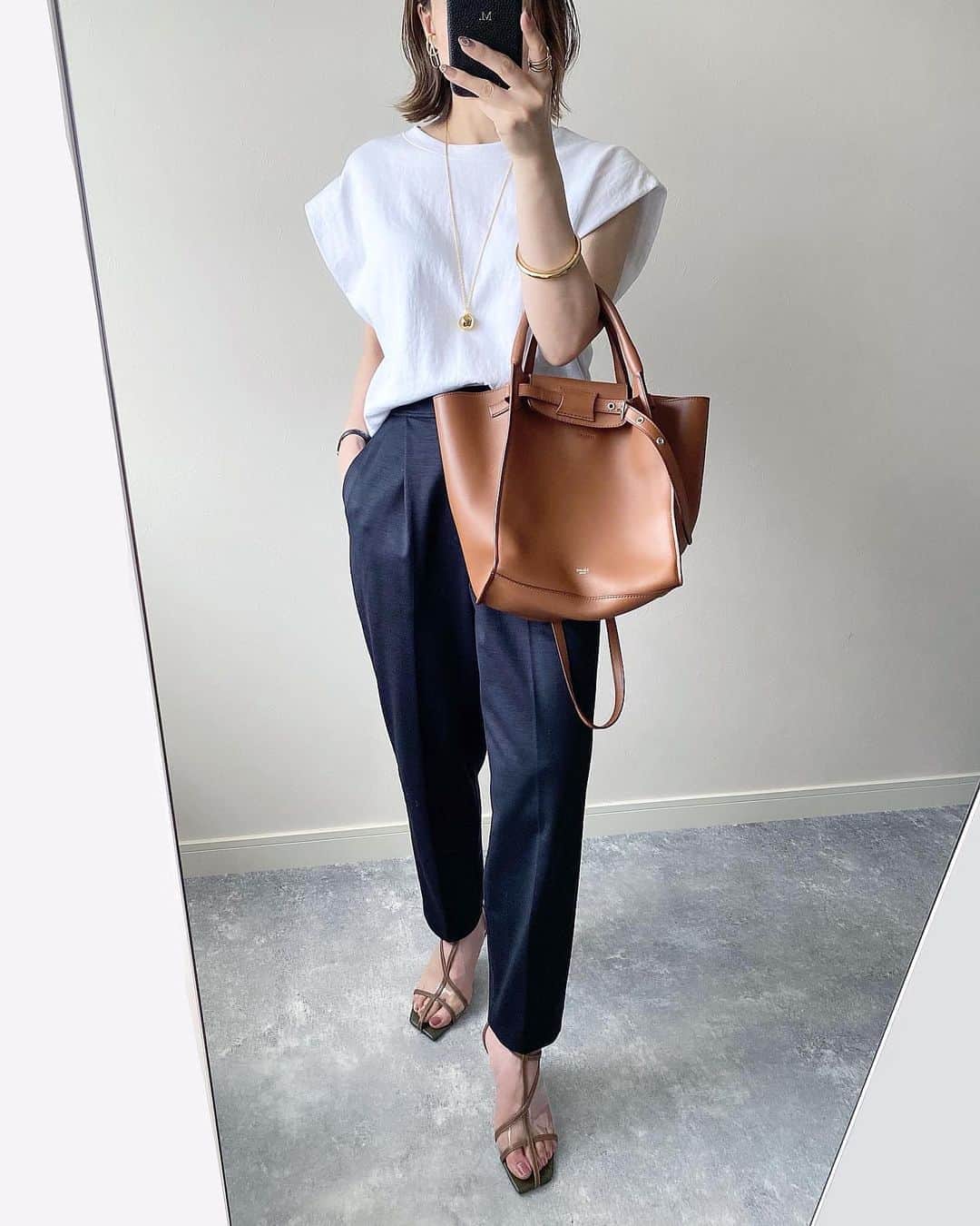 のインスタグラム：「2020.7.18 ・ white×navy×tan🐻 ・ tops #dholic#dholicsnap @dholic_official @dholic_snap pants #euclaid @euclaid_official bag #celine shoes #amerivintage」