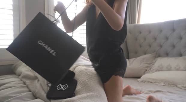 JUNNAのインスタグラム：「@chanel.beauty   秋のナイトビューティータイム🌛  肌、髪、ルームウェア、リネンにも纏える ナイトフレグランス(ココ マドモアゼル ロープリヴェ) の香りに包まれてぐっすり。  一緒に使った夜専用のナイトクリーム (ル リフト クレーム ドゥ ニュイ)は 寝ている間に蓄積された肌ストレスをリセット 95%植物由来でこっくりとしていながら、肌に乗せるとさらり。  優しく優美な香りに幸福感で満たされて 心地の良い日曜日の朝をむかえました。  どちらも９月４日発売  今日はバナナ🍌ケーキ焼くんだ〜🐒  #CHANEL#chanelmakeup #fragrance#YouTube#シャネル #スキンケア #フレグランス #ヘア#ヘアケア#セミロング#お家 #お家時間 #寝室 #junna🏠#休日の過ごし方 #休日#肌質改善 #肌ケア」
