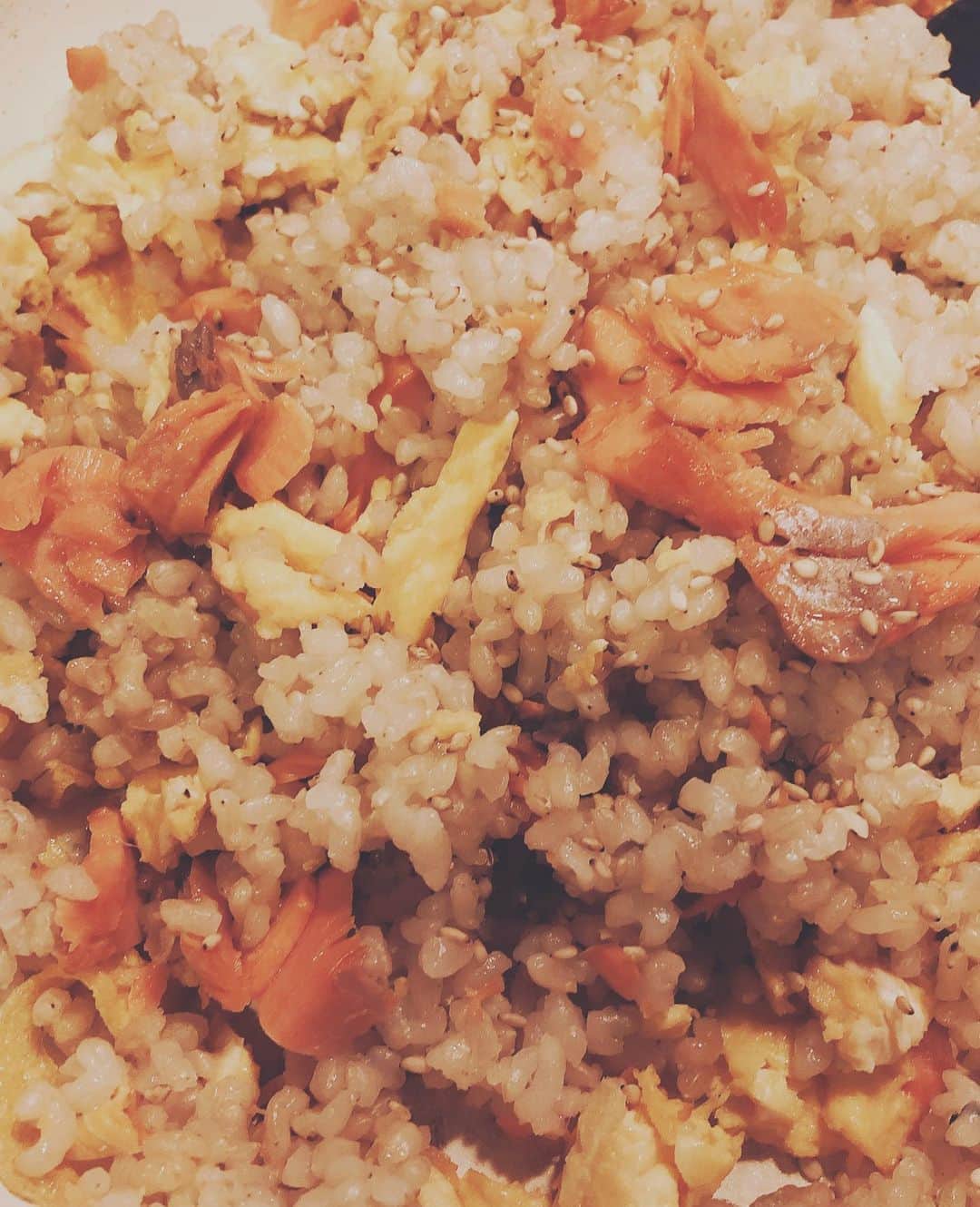 阿部洋子さんのインスタグラム写真 - (阿部洋子Instagram)「#おうちごはん #lunch  #玄米  #チャーハン #炒飯   ふわふわたまごと鮭の玄米チャーハン。  ネギなかった💦 代わりに？白ゴマふっといた。 結果茶色い😝」9月6日 12時50分 - hirocoring