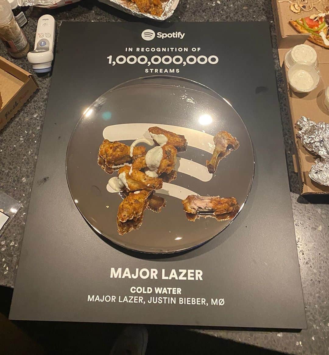 メジャー・レーザーのインスタグラム：「Who wants to come over for labor day barbecue? @spotify 🤟」