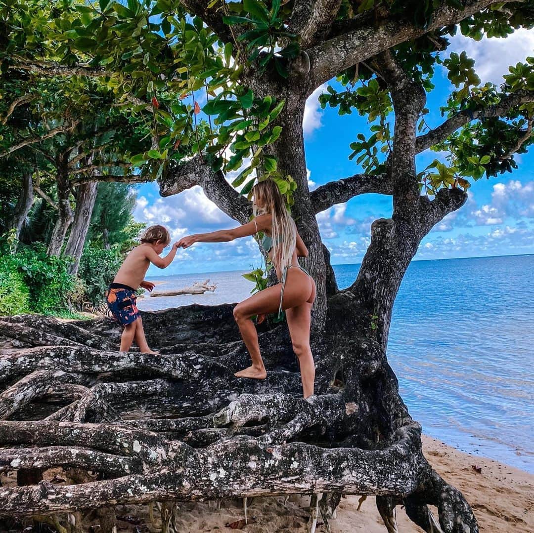 アラナ・ブランチャードのインスタグラム：「Climbing trees with my bestie🥰」